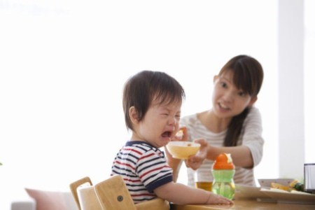 Cách giúp trẻ hứng thú khi ăn mà không cần xem tivi hoặc chơi điện thoại.